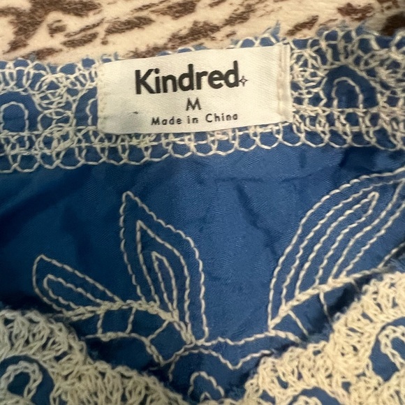 NWT Kindred embriodered blue off white short sleeve blouse flowy top size medium - Picture 3 of 6